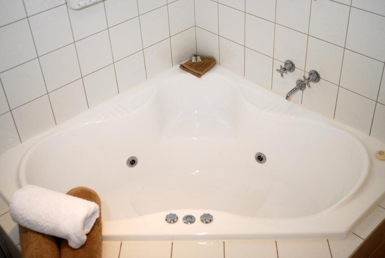 Melton Motor Inn And Apartments Экстерьер фото