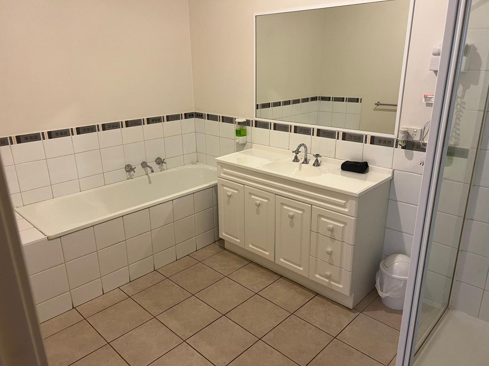 Melton Motor Inn And Apartments Экстерьер фото