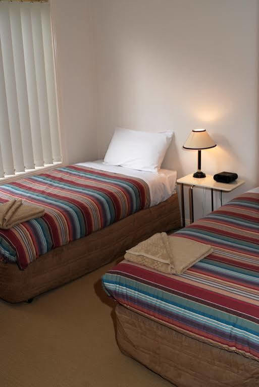 Melton Motor Inn And Apartments Экстерьер фото