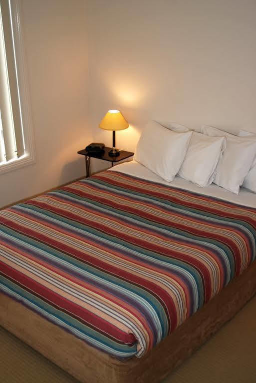 Melton Motor Inn And Apartments Экстерьер фото